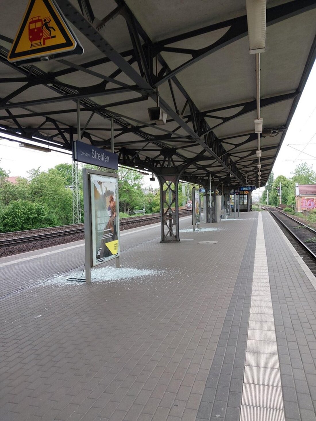 Die Bundespolizei sucht Zeugen nach der Zerstörung von Glasscheiben am Haltepunkt Dresden-Strehlen in der Nacht vom 09. auf 10. Mai 2025.