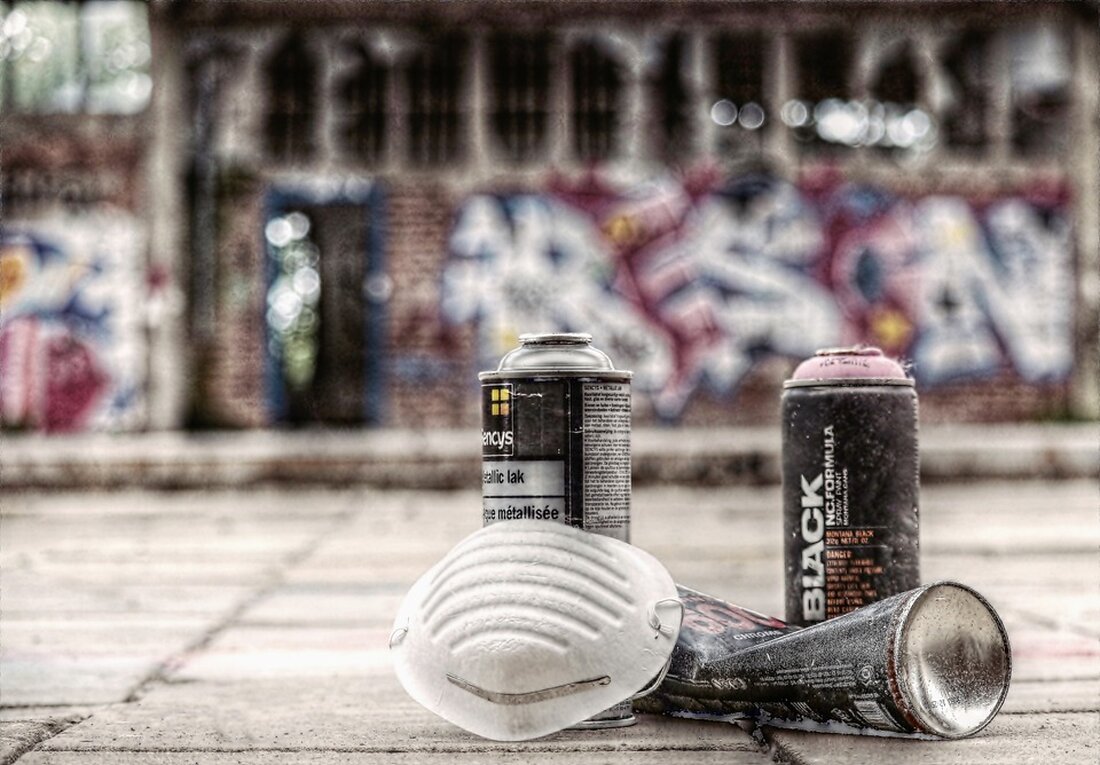 Beachbar demoliert Die Polizeidirektion Leipzig widerspricht Angaben der Stadtverwaltung Torgau zum Vandalismus an der ehemaligen Beachbar. Es gibt demnach noch keine Tatverdächtigen. Kein konkreter Tatverdacht Im Fall des Vandalismus an der ehemaligen Beachbar in Torgau gibt es nach ersten Zeugenvernehmungen aktuell noch keine Tatverdächtigen. Dies hat Josephine Heilmann, Sprecherin der Polizeidirektion Leipzig, auf Anfrage erklärt. Damit widerspricht sie einer Information der Stadtverwaltung. Es geht um demolierte Strandmöbel auf dem Gelände der Landesgartenschau 2022. Dazu war aus dem Rathaus mitgeteilt worden, dass drei Tatverdächtige am 9. August quasi in flagranti ertappt worden seien und man anschließend drei Strafanzeigen erstattet habe. Das …