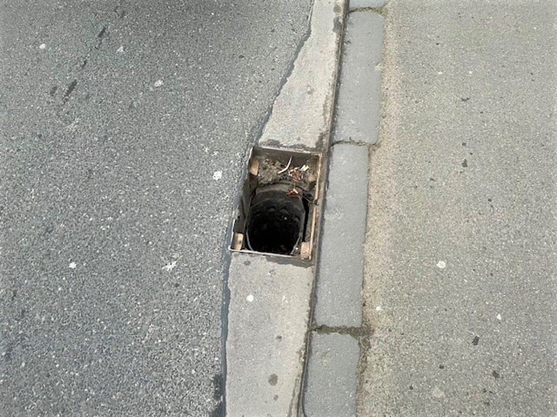 In der Trierer Lindenstraße wurden in der Nacht auf den 11. April vier Gullideckel entnommen. Polizei sucht Zeugen!