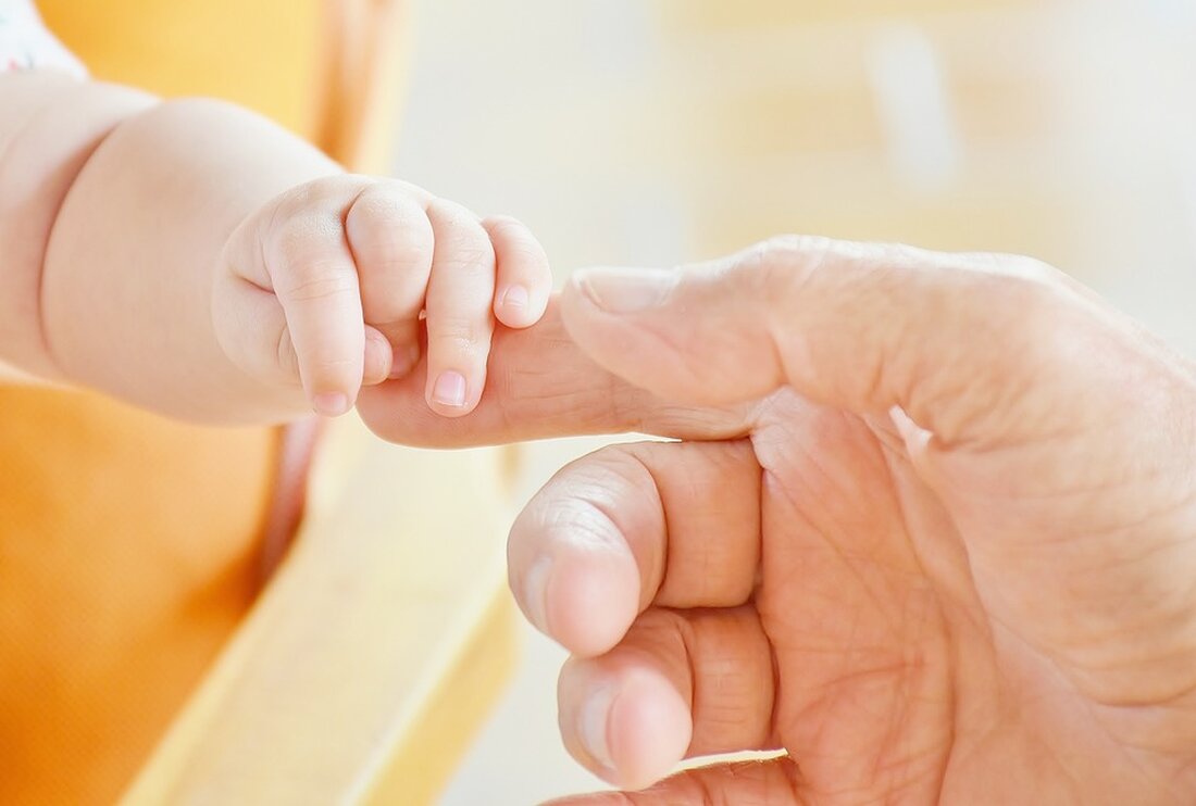 Kostenpflichtig Vater verpfeift Sohn nach Drogenkauf an die Polizei – Dealer wird bestraft Bildunterschrift anzeigen Bildunterschrift anzeigen Der Angeklagte soll Cannabis an einen Minderjährigen verkauft haben. Am Amtsgericht Altenburg sagt er über den Käufer: „Ich dachte, er ist älter.“ © Quelle: Vincent Ebneth Artikel anhören • 4 Minuten Ein Denkzettel für den Sohn Ein Altenburger soll Cannabis an einen Minderjährigen verkauft haben. Nun muss er sich am Amtsgericht dafür verantworten. Die Polizei ist nur aus einem Grund auf ihn aufmerksam geworden: Der Vater des Drogenkäufers hat den Notruf gewählt. Share-Optionen öffnen Share-Optionen schließen Mehr Share-Optionen zeigen Mehr Share-Optionen zeigen Konsequenzen …