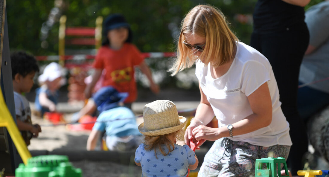 Der Personalbedarf in den Kindertageseinrichtungen im Land ist hoch. Eine Online-Veranstaltung hat nun aufgezeigt, wie die Bundesagentur für Arbeit Kita-Leitungen und Träger dabei unterstützt, Fachkräfte für das Berufsfeld zu gewinnen. Die Veranstaltung fand mit über 700 Teilnehmerinnen und Teilnehmern großen Zuspruch. Der Personalbedarf in den Kindertageseinrichtungen in Baden-Württemberg ist aktuell hoch. Umso wichtiger ist es, zu wissen, welche Möglichkeiten bestehen, um Fachkräfte zu gewinnen. Das Kultusministerium, die Regionaldirektion der Bundesagentur für Arbeit und die Zeugnisanerkennungsstelle des Regierungspräsidiums Stuttgart haben mit Unterstützung des Forums Frühkindliche Bildung dazu am 22. März 2023 eine Online-Veranstaltung durchgeführt, die das Interesse von über 700 Teilnehmerinnen …