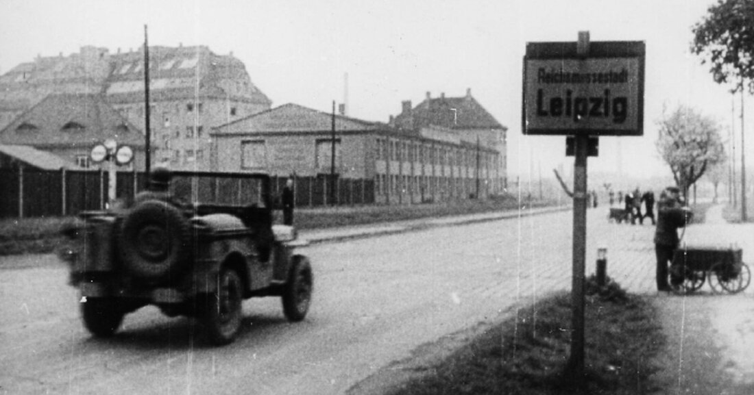 Veranstaltungen erinnern an die Befreiung Leipzigs durch US-Armee Mit einer gemeinsamen Gedenkveranstaltung erinnern die Stadt Leipzig, das amerikanische Generalkonsulat und die Gedenkstätte Museum in der „Runden Ecke“ am 18. April 2023 an die Befreiung der Stadt Leipzig durch die US-Armee vor 78 Jahren. Ein Jeep der amerikanischen Besatzungstruppen bei der Einfahrt in die &#8222;Reichsmessestadt&#8220; Leipzig, vermutlich Frühjahr/Sommer 1945 © Stadt Leipzig / Stadtarchiv Am Abend des 18. April 1945 erreichten amerikanische Truppen der 2. und der 69. Infanteriedivision Leipzig und richteten in der „Runden Ecke“ am Dittrich-ring die Alliierte Militärregierung sowie das Hauptquartier des VII. US-Armee-Korps ein. Kranzniederlegung Gedenktafel an &hellip;