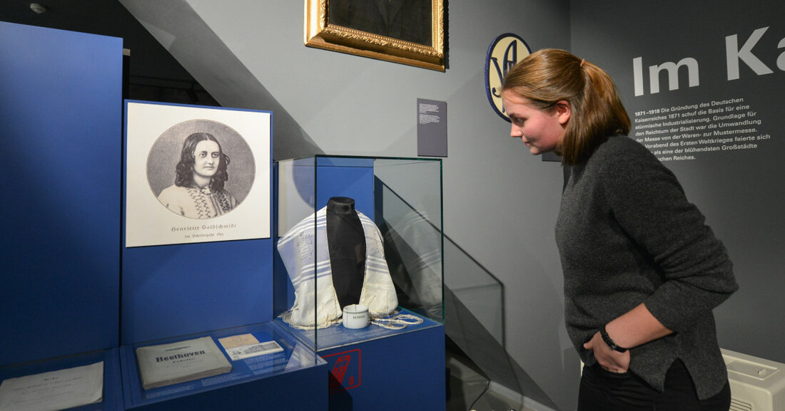 Veranstaltungen zum Internationalen Frauentag 2023 Anlässlich des Internationalen Frauentages am 8. März 2023 bieten die Stadt Leipzig und ihre Einrichtungen verschiedene Veranstaltungen an. Die Ausstellung „Ladies First. Berühmte Frauen der Leipziger Stadtgeschichte“ im Stadtgeschichtlichen Museum stellt Frauen in den Mittelpunkt, die die Leipziger Geschichte vom späten Mittelalter bis in die Moderne geprägt haben. © SGM/Markus Scholz „Frauen und Arbeitswelt – Krisen, Kinder, Karriere“ Das Referat für Gleichstellung der Stadt Leipzig und der Deutsche Gewerkschaftsbund DGB Region Leipzig-Nordsachsen laden zur einer gemeinsamen Veranstaltung „Frauen und Arbeitswelt – Krisen, Kinder, Karriere“ am Donnerstag, den 9. März 2023, in das Zeitgeschichtliche Forum Leipzig &hellip;