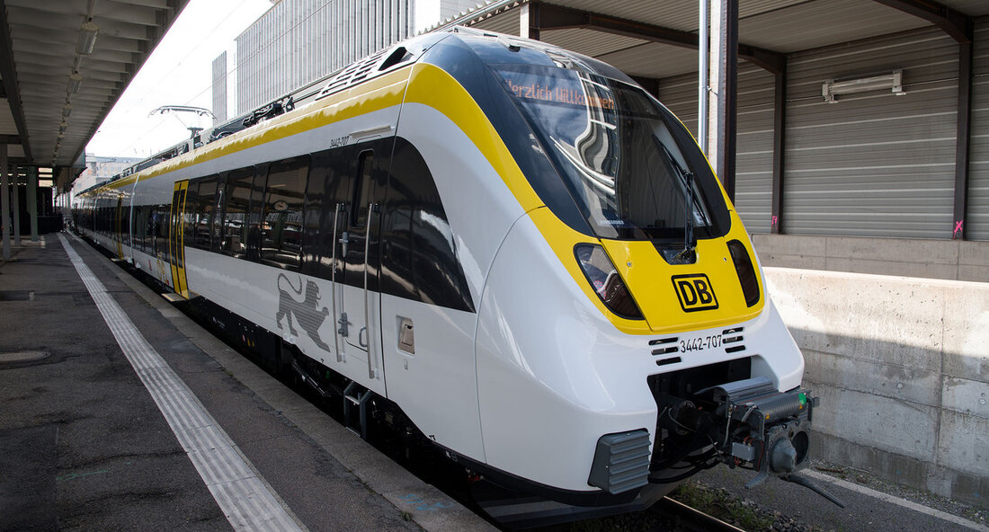 Verbesserung des Nahverkehrs in der Region Nagold-Herrenberg Das Land Baden-Württemberg plant, die Region Nagold-Herrenberg besser an die Landeshauptstadt Stuttgart anzubinden, um die Fahrgastzahlen im öffentlichen Nahverkehr (ÖPNV) deutlich zu steigern. Dafür fördert das Land eine zweistufige Machbarkeitsstudie, die die optimale ÖPNV-Anbindung mit dem höchsten Fahrgastpotential untersucht. In der ersten Stufe der Untersuchung haben sich verschiedene Varianten als vielversprechend gezeigt, darunter die Stadtbahnstrecke Herrenberg-Nagold, die Verlängerung der S-Bahn von Herrenberg über Jettingen nach Nagold, der Neubau einer Eisenbahnstrecke zwischen Herrenberg und Nagold mit der Einrichtung eines MEX Stuttgart-Herrenberg-Nagold-Freudenstadt sowie der Neubau einer für den Nahverkehr ausgelegten Magnetschwebebahn „Transportsystem Bögl“ von Herrenberg …