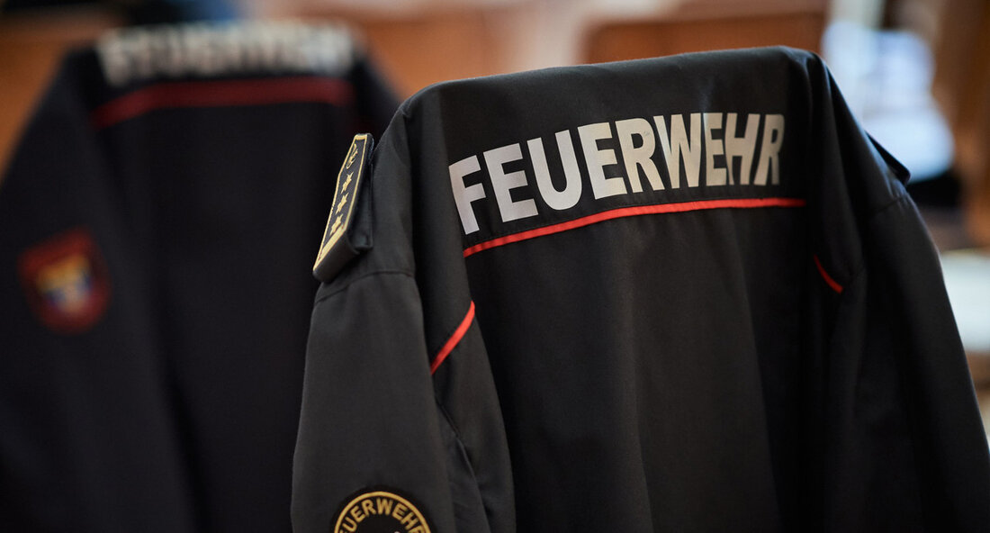 Feuerwehrexperte Professor Hermann Schröder mit Albert-Bürger-Medaille ausgezeichnet Singen, 21. Oktober 2023 – Auf der Verbandsversammlung des Landesfeuerwehrverbands in Singen wurde Professor Hermann Schröder für seine Verdienste im Feuerwehrwesen mit der Albert-Bürger-Medaille ausgezeichnet. Die Medaille, benannt nach dem ehemaligen Innenminister Albert Bürger, ehrt Personen, die sich besonders für den Bevölkerungsschutz und die Feuerwehr in Baden-Württemberg eingesetzt haben. Innenminister Thomas Strobl würdigte Schröders herausragende Leistungen: „Bei Professor Schröder darf man – ohne zu übertreiben – von ‚Mister Bevölkerungsschutz‘ sprechen. Seine Verdienste speziell im Feuerwehrwesen sind einzigartig – das wird durch diese Auszeichnung honoriert und sichtbar.“ Schröder ist eine angesehene Persönlichkeit im Feuerwehrwesen …