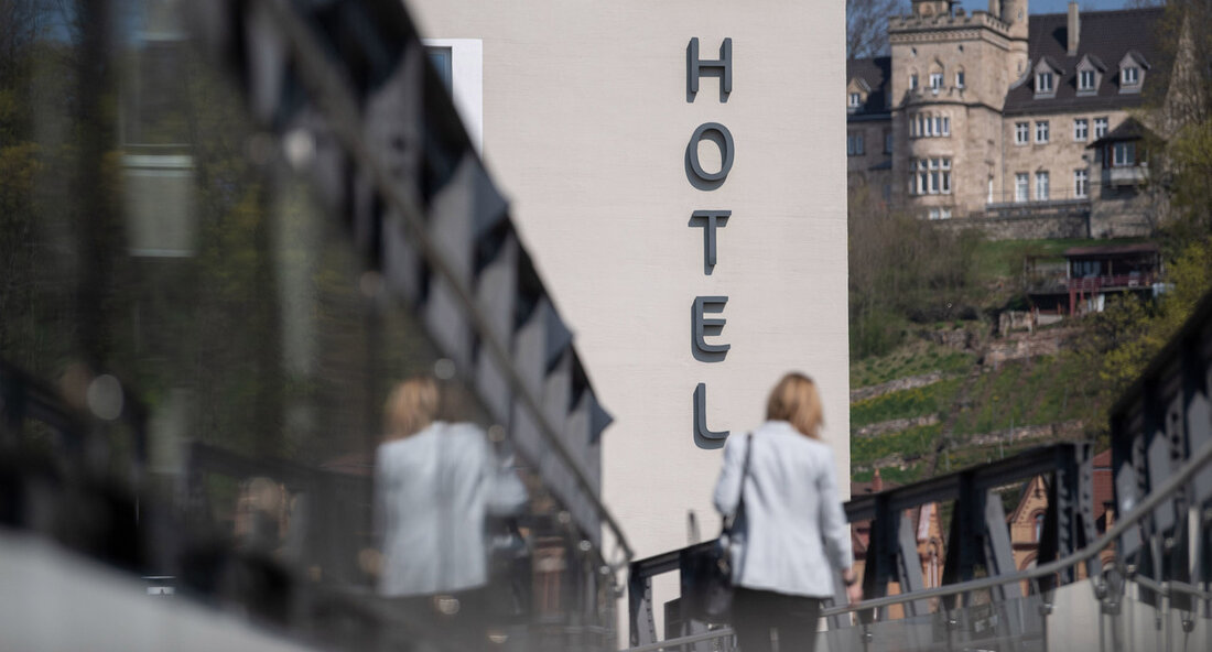 Die Tourismuszahlen im ersten Quartal 2024 für Baden-Württemberg zeigen ein deutliches Wachstum und belegen, dass das Bundesland zu jeder Jahreszeit ein beliebtes Reiseziel ist. Laut einer Pressemitteilung des Statistischen Landesamts vom 14. Mai 2024, die von Dr. Patrick Rapp, Staatssekretär im Ministerium für Wirtschaft, Arbeit und Tourismus, veröffentlicht wurde, haben die Ankunfts- und Übernachtungszahlen weiter zugenommen. Insbesondere die Übernachtungen in Hotels garnis und Hotels sind gestiegen, was auf eine steigende Nachfrage nach verschiedenen Beherbergungsbetrieben hindeutet. Dr. Rapp betont, dass die positive Entwicklung in allen Reisegebieten zu sehen ist und die Zuwachsraten sogar die Vor-Pandemie-Werte übertreffen. Dies zeigt, dass die Bemühungen …