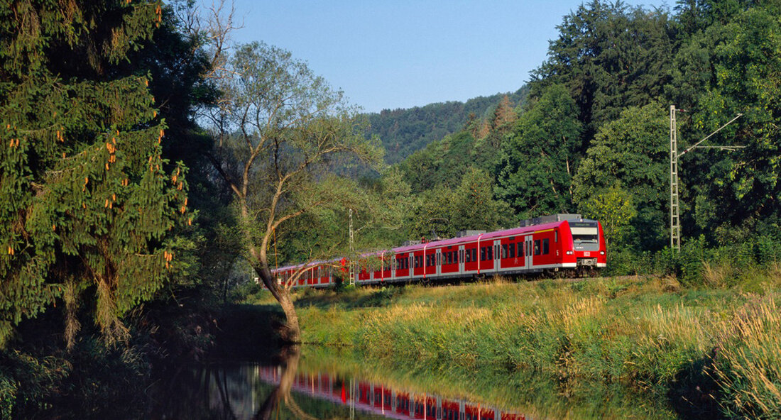 Verbessertes Zugangebot auf Gäubahn während Teilunterbrechung durch Stuttgart 21 Das Land Baden-Württemberg hat ein verbessertes Zugangebot auf der Gäubahn und einigen Zulaufstrecken vereinbart, um die Teilunterbrechung der Gäubahn im Zuge der Inbetriebnahme von Stuttgart 21 zu kompensieren. Die Gäubahn wird von und nach Singen sowie Zürich im Stuttgarter Stadtgebiet unterbrochen werden, bis voraussichtlich Mitte 2026, wenn der geplante Pfaffensteigtunnel den Anschluss wiederherstellen soll. Verkehrsminister Winfried Hermann präsentierte das Kompensationspaket in Rottweil und betonte, dass die Fahrgäste trotz der Unterbrechung deutlich bessere Angebote auf der Strecke zwischen Stuttgart und Singen erhalten werden. Zusätzlich appellierte er an Bund und Bahn, die Planung …
