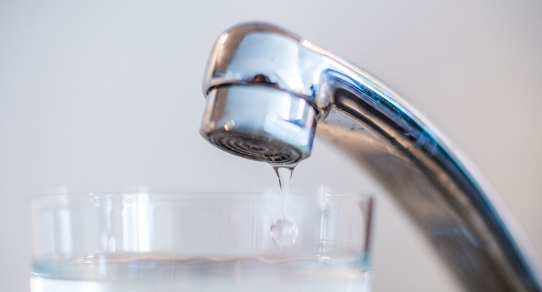 Die Gemeinde Adelmannsfelden im Ostalbkreis erhält eine Förderung in Höhe von 1,2 Millionen Euro vom Umweltministerium für den Neubau eines zentralen Hochbehälters am Standort des bisherigen Wasserturms „Langäcker“. Diese Maßnahme soll die Trinkwasserversorgung der Gemeinde stärken und zukunftssicher machen. Der Neubau des Hochbehälters wird nicht nur die Trinkwasserspeicherkapazitäten erweitern, sondern auch die Löschwasserkapazitäten verbessern. Dies ist besonders wichtig angesichts des fortschreitenden Klimawandels, der die Wasserressourcen unter Druck setzt. Umweltministerin Thekla Walker betont die Bedeutung dieser Investition für die nachhaltige Entwicklung der Wasserversorgung und die Sicherstellung der Versorgung in Zeiten von Trockenheit und steigendem Wasserbedarf. Durch ein Strukturgutachten aus dem Jahr …