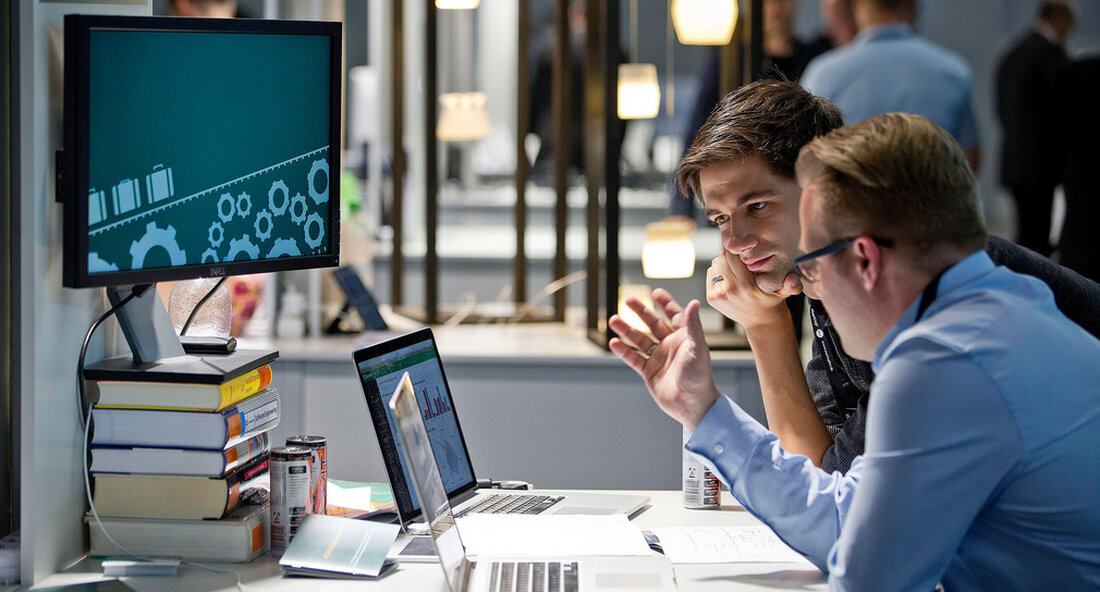 Die Ergebnisse des vom Land geförderten Projekts „Corporate Culture Lab“ wurden in einer digitalen Transferveranstaltung präsentiert. Die Pandemie hat gezeigt, wie wichtig agile und innovative Organisationsstrukturen sind, damit Unternehmen die Chancen der Digitalisierung nutzen können. Genau hier setzt das Projekt an. Die Corona-Pandemie hat unsere Arbeitswelt grundlegend verändert: Digitale Transformationsprozesse wurden enorm beschleunigt, die vorherrschende Präsenzkultur wurde innerhalb kürzester Zeit durch mobiles Arbeiten und Homeoffice abgelöst. Dies stellt weiterhin eine Herausforderung für die Unternehmenskultur dar. Das Ministerium für Wirtschaft, Arbeit und Tourismus förderte daher die „Labor für Unternehmenskultur“ von Fraunhofer-Institut für Arbeitswirtschaft und Organisation IAO ein Modellprojekt, dessen Ergebnisse am …
