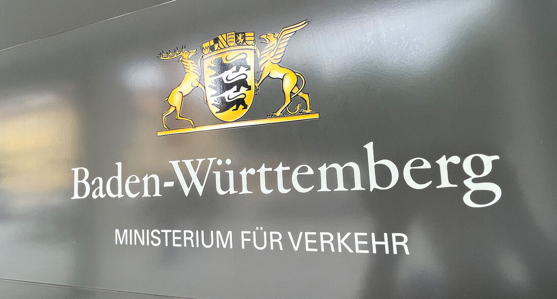 Verbesserung für Fuß- und Radverkehr im Stuttgarter Flughafentunnel geplant Die Situation im Stuttgarter Flughafentunnel stellt für den Fuß- und Radverkehr eine unzureichende und oft gefährliche Herausforderung dar. Aufgrund dieser Problematik untersucht das Land derzeit verschiedene Lösungsansätze, um eine Verbesserung zu erreichen. Dabei soll vor allem dem wachsenden Bedeutungszuwachs des Radverkehrs Rechnung getragen werden. Der Flughafen Stuttgart bildet einen fast fünf Kilometer breiten Riegel in der Filderebene südlich von Stuttgart. Der Tunnel unter dem Flughafen dient als einzige Querungsmöglichkeit für FußgängerInnen und RadfahrerInnen, die oft auf einen schmalen Gehweg von nur etwa einem Meter Breite angewiesen sind. Dies führt zu gefährlichen …