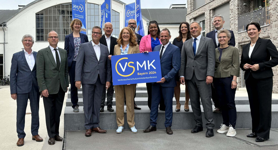 Verbraucherschutzministerkonferenz fordert Versicherungspflicht für Elementarschäden, Schutz von Kindern und Jugendlichen bei Online-Spielen und Bekämpfung von Fake-Shops Die Ministerinnen und Minister der Länder trafen sich kürzlich zur Verbraucherschutzministerkonferenz 2024, um über wichtige Themen des Verbraucherschutzes zu beraten und Forderungen an die Bundesregierung zu stellen. Eines der zentralen Themen war die Einführung einer Versicherungspflicht für Elementarschäden. Angesichts der steigenden Zahl und Intensität von Naturereignissen wie Hochwasser wurde die Dringlichkeit einer solchen Maßnahme betont. Bisher liegt die Versicherungsquote in Deutschland bei nur rund 50 Prozent, und viele Verbraucher wissen nicht, ob und in welchem Umfang sie gegen Elementarschäden versichert sind. Eine solche Versicherung …