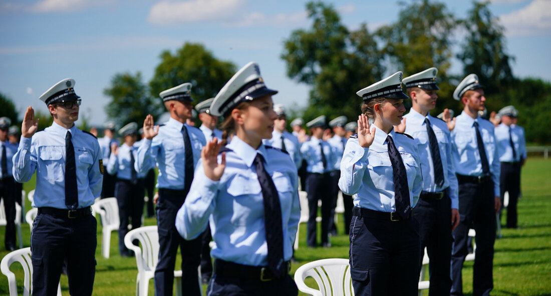 238 angehende Polizisten in Lahr vereidigt. Heute ist ein Meilenstein. Sie steht für den Erfolg der größten Einstellungsoffensive in der Geschichte der baden-württembergischen Polizei! „Heute ist ein Meilenstein. Für die 238 Polizisten persönlich, auf die wir heute schwören und die einen ganz besonderen, verantwortungsvollen Dienst an der Gesellschaft leisten. Er ist aber auch ein Meilenstein für die gesamte Polizei: Er steht für den Erfolg der größten Rekrutierungsoffensive in der Geschichte der baden-württembergischen Polizei. Die heutige Vereidigung zeigt, dass wir halten, was wir vor fünf Jahren mit unserer Regierungsarbeit versprochen haben. Unser klares Ziel war es, die baden-württembergische Polizei substanziell zu …