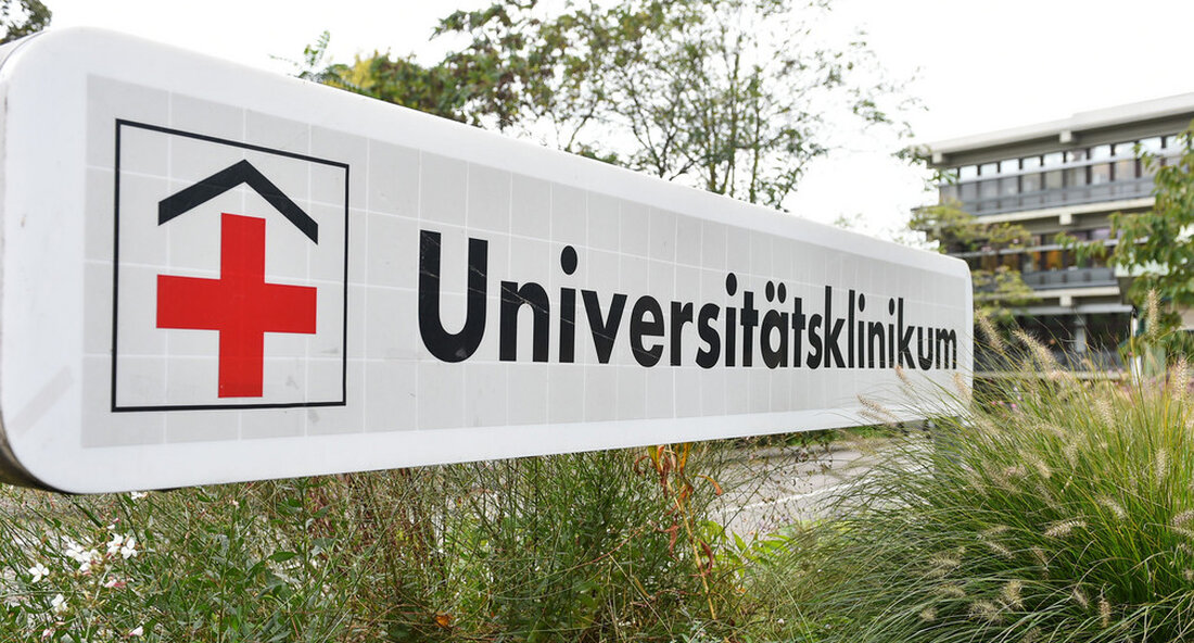 Die Landesregierung hat eine finanzielle Unterstützung des Universitätsklinikums Mannheim in Höhe von 38 Millionen Euro beschlossen. Das Klinikum ist ein wichtiger Landespartner für den Gesundheitsstandort Baden-Württemberg. Um den Standort langfristig zu sichern, wird es einen Verbund zwischen der Unimedizin Mannheim und der Unimedizin Heidelberg geben. Die Landesregierung stellt die kommunale Trägerschaft Universitätsklinikum Mannheim bis zu 37,7 Millionen Euro zur weiteren Förderung zur Verfügung. „Das Universitätsklinikum Mannheim ist ein wichtiger Partner des Landes und von erheblicher wirtschaftlicher Bedeutung für den Gesundheitsstandort und die Gesundheitswirtschaft Baden-Württemberg“, sagte der Wissenschaftsminister Teresa Bauer am 4. Mai 2022 in Stuttgart. „Die Mittel dienen der Sicherstellung, …