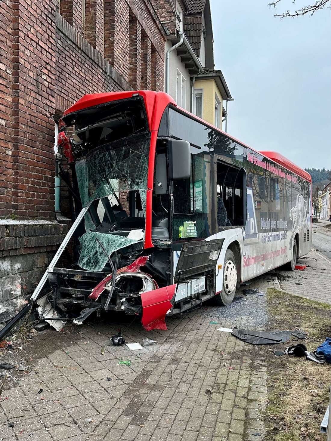 Am heutigen Morgen kam es zu einem schweren Verkehrsunfall mit einem Linienbus in Altena, bei dem 13 Personen verletzt wurden.