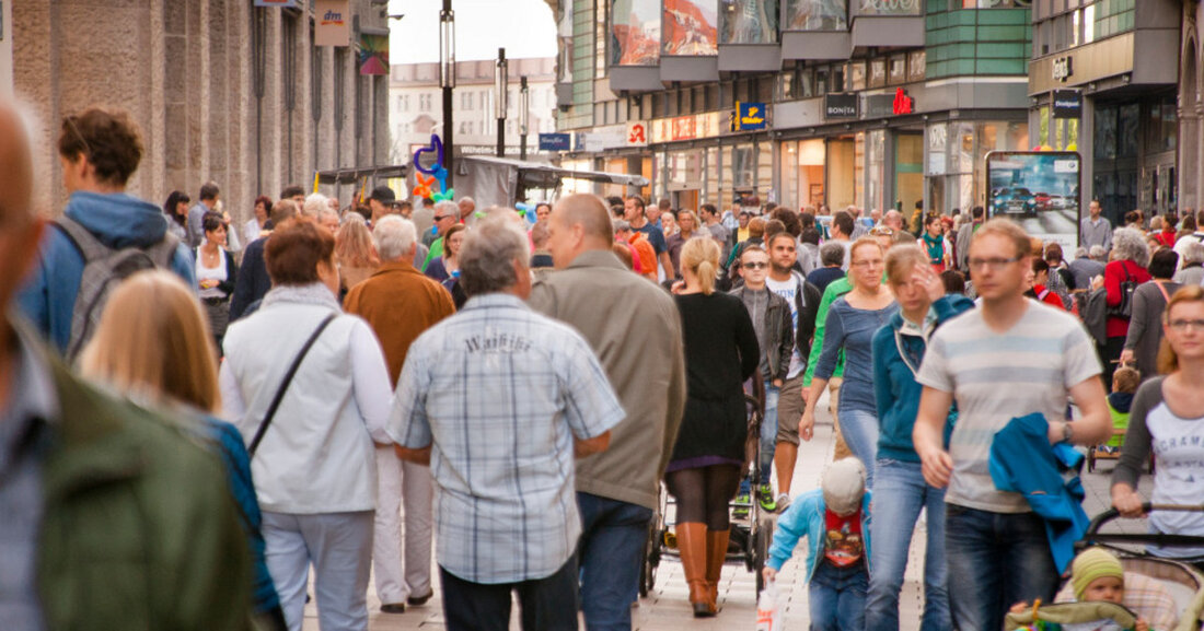 Verkaufsoffene Sonntage am 24. September sowie 3. und 17. Dezember Im Jahr 2023 sollen drei Sonntage verkaufsoffen sein: der 24. September anlässlich der 46. Leipziger Markttage sowie der 3. und der 17. Dezember anlässlich des Leipziger Weihnachtsmarkts. © Stadt Leipzig / Bolko Kosel Das besagt der Verwaltungsvorschlag, der in die Ratsversammlung eingebracht wird. Werden die Rechtsverordnungen durch den Stadtrat beschlossen, dürfen die Geschäfte im Zentrum an diesen Tagen von 12 bis 18 Uhr öffnen. Bereits in den vergangenen Jahren wurden Rechtsverordnungen über verkaufsoffene Sonntage durch die Stadt Leipzig erlassen. Basis ist der Paragraph 8 Absatz 1 des Sächsischen Ladenöffnungsgesetzes. Mit &hellip;