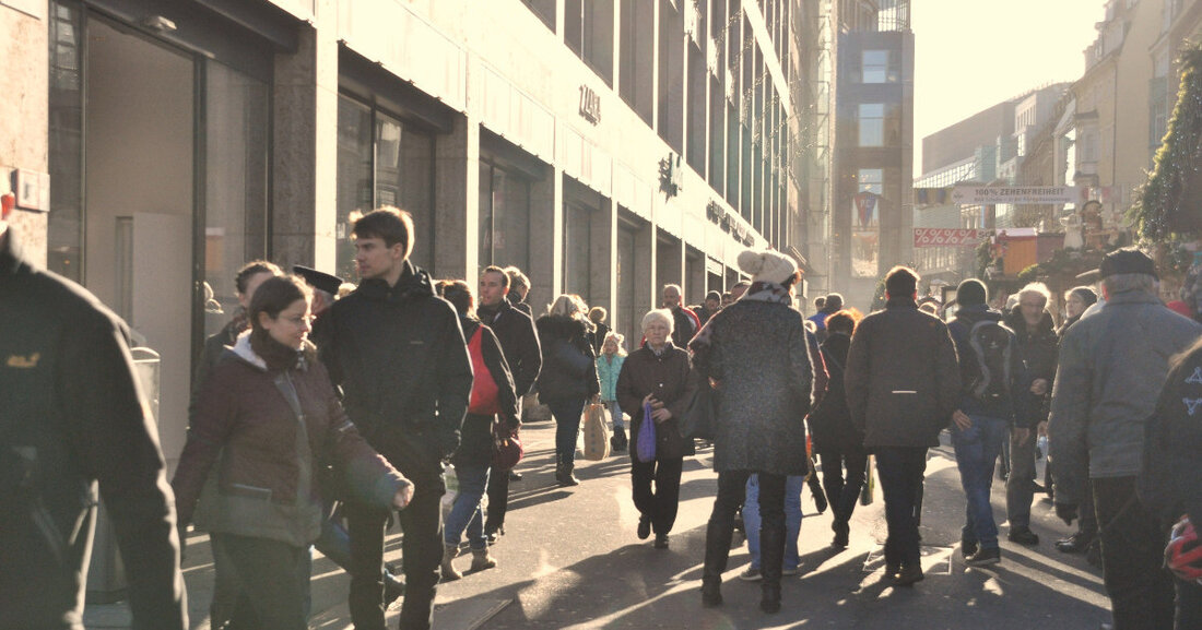 Verkaufsoffener Sonntag am 4. Dezember 2022 Anlässlich des Weihnachtsmarktes gibt es einen verkaufsoffenen Sonntag am 2. Advent in der Leipziger Innenstadt. Die Geschäfte dürfen an diesem Tag von 12 bis 18 Uhr geöffnet haben. © Stadt Leipzig/ Bolko Kosel Mit der Adventszeit beginnt für viele eine stressige Zeit, in der Besorgungen und Vorbereitungen für das Weihnachtsfest erledigt werden müssen. Gleichzeitig lädt der Advent zur Besinnlichkeit ein und bringt Vorfreude auf Weihnachten. Um den Stress zu entzerren, ermöglicht die Stadt Leipzig einen zusätzlichen Tag in der Woche, an dem ein Besuch auf dem Weihnachtsmarkt mit einem Einkaufsbummel verbunden werden kann. Wir &hellip;
