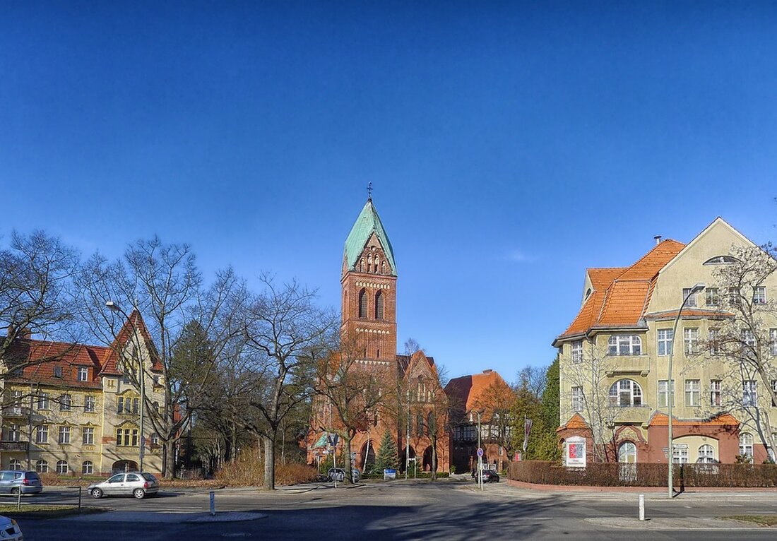 Bauarbeiten auf der Machnower Straße in Berlin-Zehlendorf Ab heute finden auf der Machnower Straße in Berlin-Zehlendorf Bauarbeiten statt. Diese werden voraussichtlich bis Ende September andauern. Im Zuge der Bauarbeiten wird eine Baustellenampel installiert, um den Verkehr in Höhe Eilertstraße zu regeln. Es ist zu beachten, dass die Anbindung der Eilertstraße für den Kfz-Verkehr während dieser Zeit gesperrt ist. Die Bauarbeiten dienen der Instandhaltung und Verbesserung der Machnower Straße. Es werden verschiedene Maßnahmen ergriffen, um die Straße wieder in einen optimalen Zustand zu bringen. Dies umfasst beispielsweise die Reparatur von Schlaglöchern und Rissen sowie die Erneuerung der Fahrbahnoberfläche. Durch diese Arbeiten …