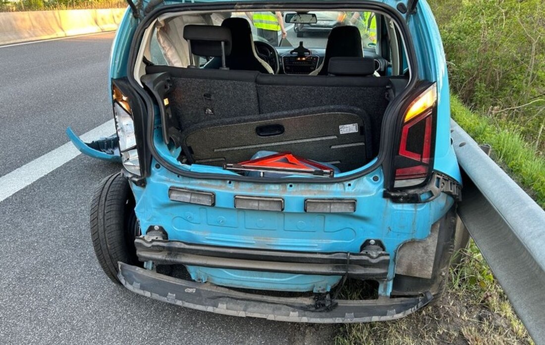 Auf der A65 bei Knöringen kam es zu einem Unfall beim Überholen, verletzt wurde eine Mitfahrerin. Verkehrsbehinderungen entstanden.