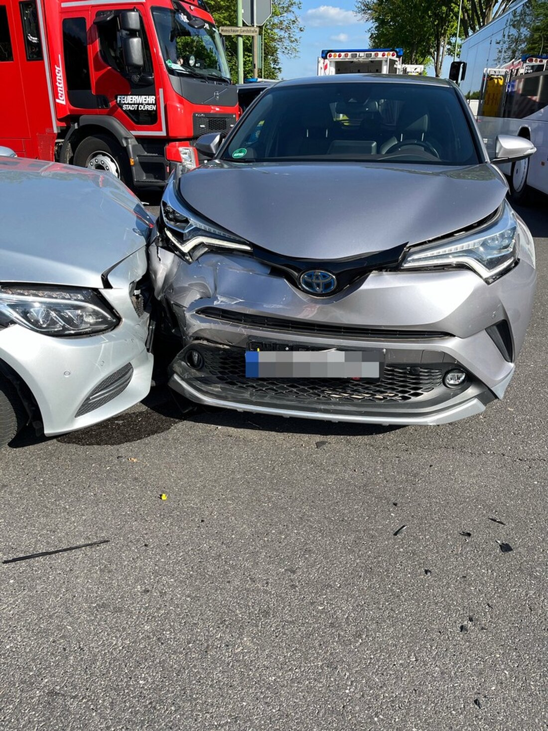 Bei einem Verkehrsunfall an der Kreuzung Monschauer Landstraße in Birgel verletzten sich zwei Personen. Schaden: 20.000 Euro.