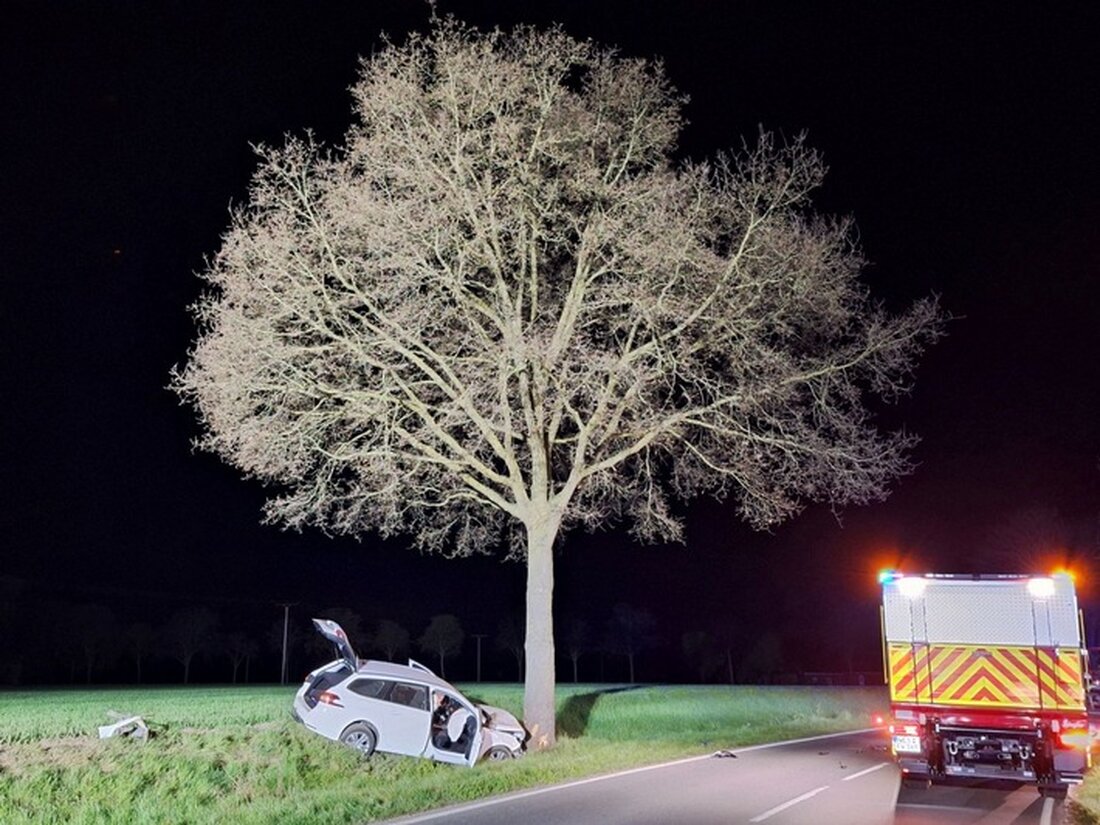 Am 10.04.2025 ereignete sich ein Verkehrsunfall auf der Balberger Straße in Sonsbeck. Die Feuerwehr und Polizei suchten nach Insassen.