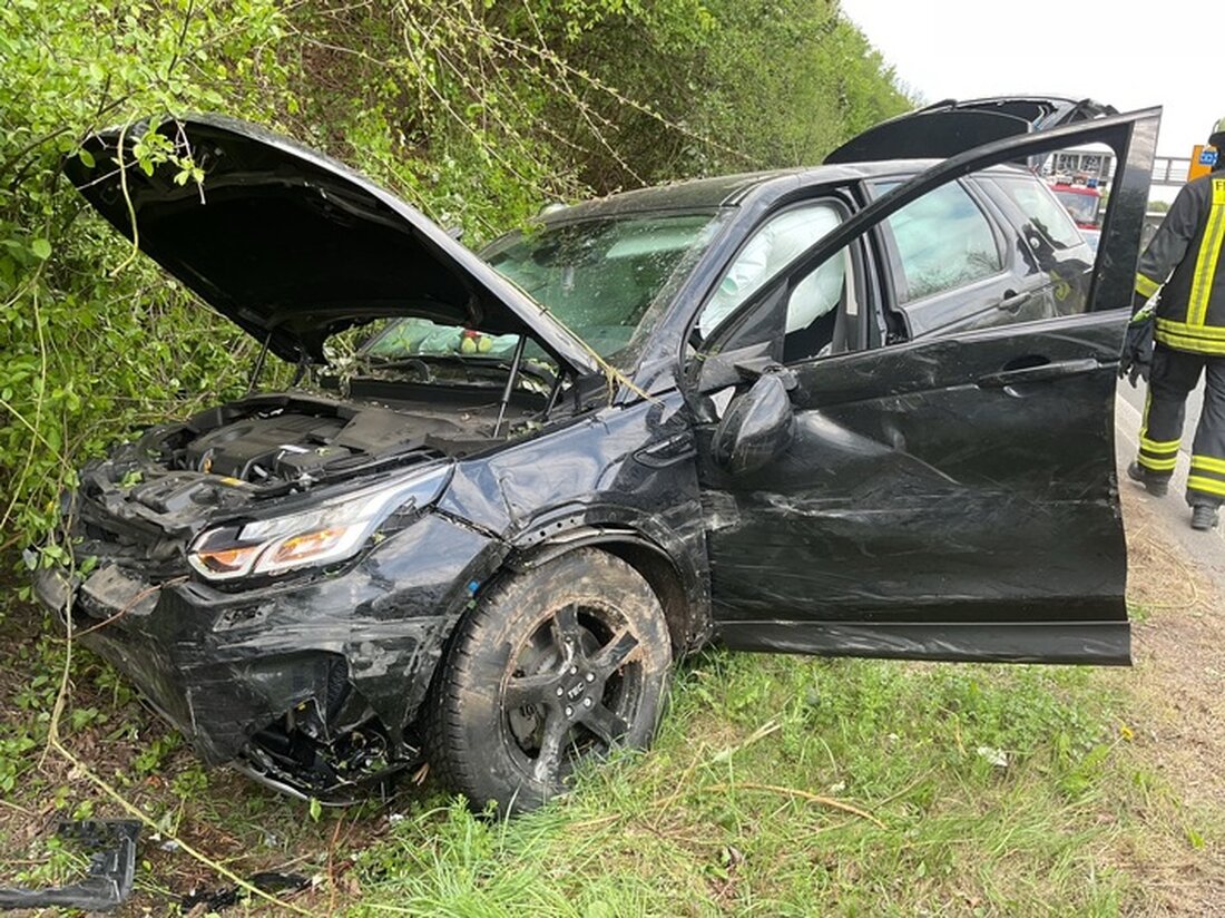 Ein Verkehrsunfall mit drei Pkw auf der B236 und eine ausgelöste Brandmeldeanlage im Tunnel Wambel führen zu erheblichem Stau.