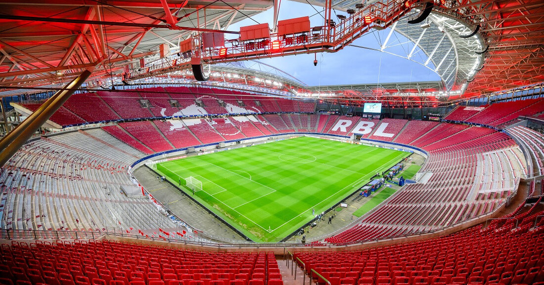 Zum anstehenden Bundesliga-Spiel zwischen RB Leipzig und Borussia Dortmund am 27. April 2024 gibt es wichtige Verkehrsinfos, die Fans und Anwohner beachten sollten. Unter anderem werden Halteverbote im Umfeld des Stadions eingerichtet, um Rettungswege freizuhalten. Die Bewohnerschutzzone im Waldstraßenviertel wird von 12:30 Uhr bis zum Spielbeginn um 15:30 Uhr eingerichtet. Zur Beschleunigung des öffentlichen Nahverkehrs und zur Reduzierung des Individualverkehrs werden Straßen im Stadionumfeld gesperrt. Die Bewohnerschutzzone wird von Leibnizstraße bis Jacobstraße erweitert und eine Einfahrtstelle für Bewohner, Taxis und Lieferfahrzeuge am Knoten Humboldtstraße/Jacobstraße eingerichtet. Die Zufahrt zum Stadion erfolgt aufgrund einer Baustelle abweichend von früheren Spieltagen von der Emil-Fuchs-Straße …