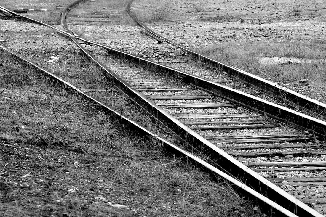 Informationen zur Vollsperrung in Alt-Kaulsdorf vom 8. bis 27. Juli 2024 wegen Sanierungsmaßnahmen an der Fahrbahndecke. Verkehr wird umgeleitet, Umfahrungen über Chemnitzer und Köpenicker Straße möglich. Baukosten von ca. 300.000 Euro werden aus Mautmitteln finanziert. Bitte um Verständnis für Verkehrseinschränkungen.