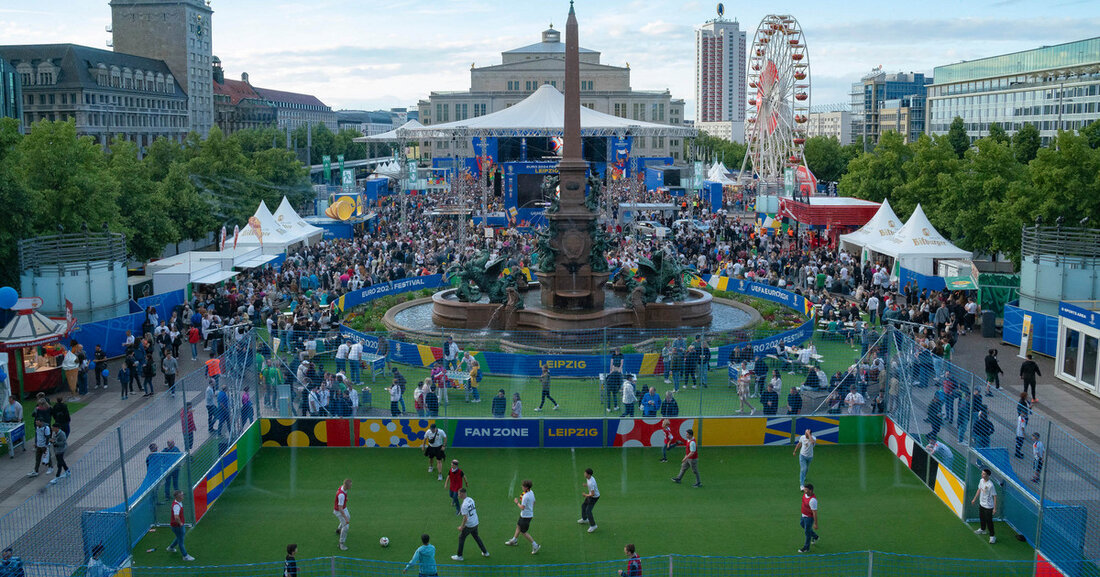 Verkehrseinschränkungen rund um Abbau der Fan Zone Augustusplatz: Autos gesperrt bis 19. Juli 2024. Zufahrt zur Tiefgarage über Georgiring. Nightbusse umgeleitet.
