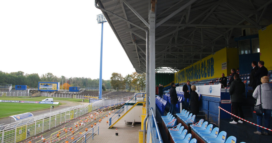 Verkehrseinschränkungen rund um DFB-Pokal-Spiel des 1.FC Lok Rund um das DFB-Pokal-Spiel des 1. FC Lokomotive Leipzig gegen Eintracht Frankfurt vor über 11.000 Zuschauern am Sonntag, dem 13. August 2023, 15:30 Uhr, im Bruno-Plache Stadion in Leipzig-Probstheida ist mit Verkehrseinschränkungen zu rechnen. Zur Freihaltung von Rettungswegen und aus Sicherheitsgründen sind eine Reihe von Verkehrsmaßnahmen erforderlich. Für den Spieltag sind in der Connewitzer Straße zwischen Prager Straße und Bernhard-Kellermann-Straße, in der Dösner Straße ab LVB-Wendestelle und in der Straße Zum Förderturm absolute Halteverbote angeordnet, die unbedingt zu beachten sind. Darüber hinaus werden die genannten Straßen in den angegebenen Abschnitten für den Fahrzeugverkehr …