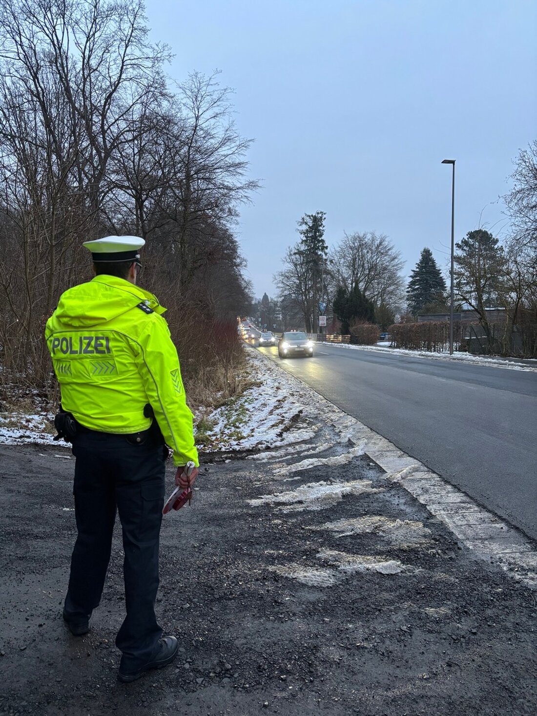 Polizei führte am 12.02.2025 Verkehrskontrollen in der Rasenallee zur Schulwegsicherung durch, um Verkehrssicherheit zu erhöhen.