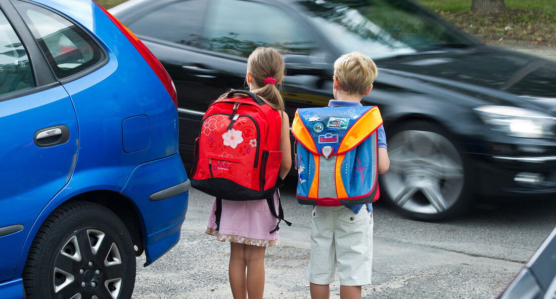 Das Land hat den Verkehrspräventionspreis GIB ACHT IM VERKEHR ausgeschrieben. Darauf können sich alle, die in den vergangenen zwei Jahren ein gemeinnütziges Projekt zur Verbesserung der Verkehrssicherheit umgesetzt haben, bewerben. Erfolgreiche Prävention im Verkehr braucht gute Ideen und engagierte Partner. „Verkehrssicherheit geht uns alle an! Alle sollen sicher und unfallfrei ankommen – sei es auf dem Schulweg, auf der Fahrt zur Arbeitsstelle oder in der Freizeit. Wir haben ein klares Ziel: Vision Zero – keine Getöteten und Schwerverletzten im Straßenverkehr. Und dafür müssen wir alle Kräfte bündeln, denn das schaffen wir nur gemeinsam. Alles, was unseren Verkehr sicherer macht, zählt. …