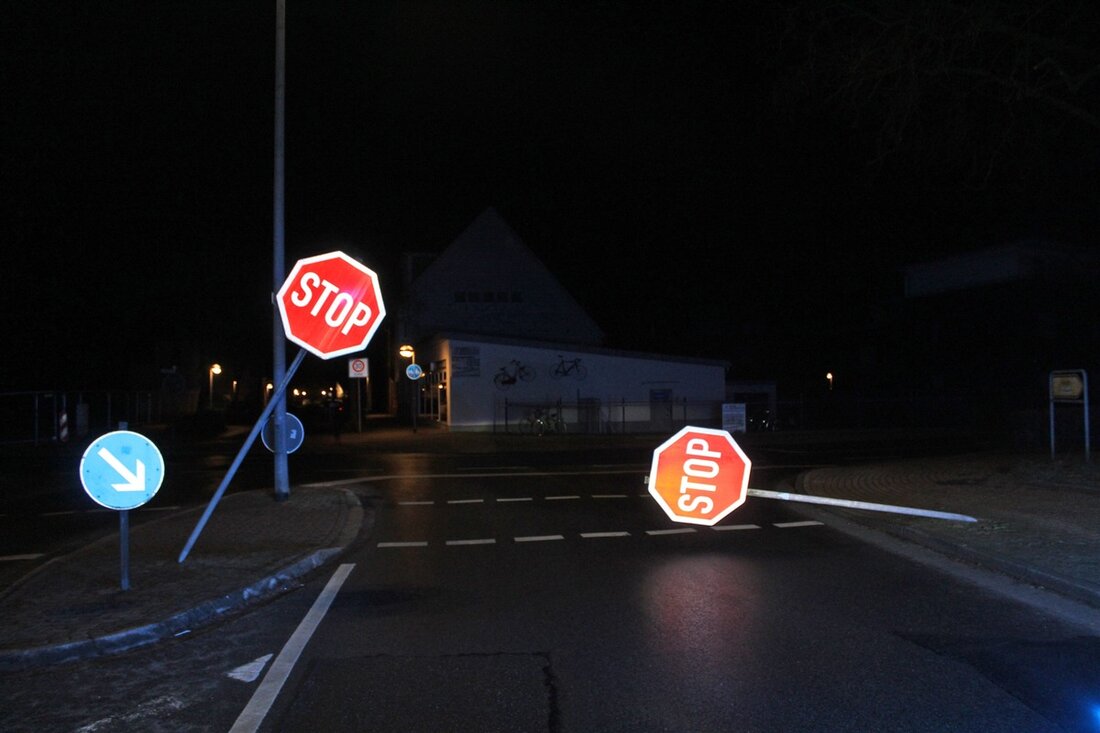 In Grefrath wurden in der Nacht zum 2. Februar mehrere Verkehrsschilder umgeknickt. Polizei sucht Hinweise zu verdächtigen Beobachtungen.