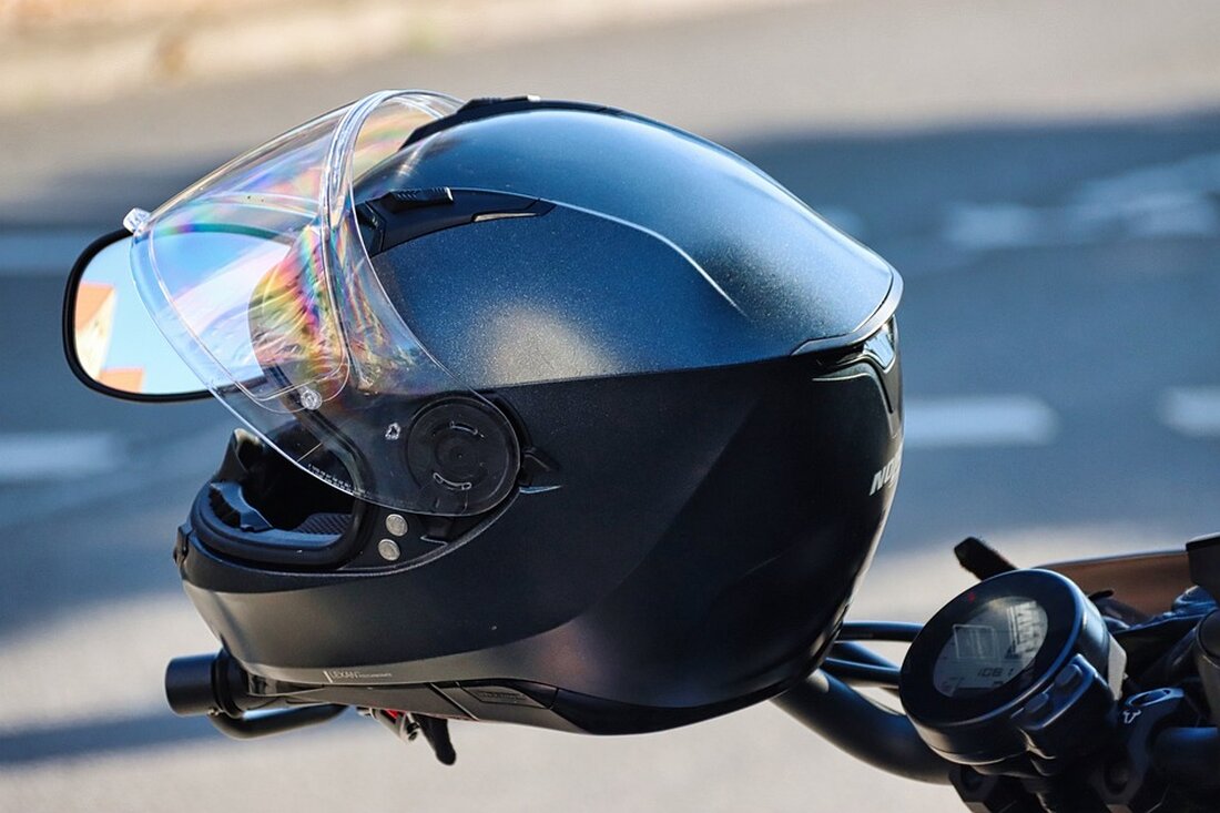Das Straßen- und Grünflächenamt hat angekündigt, in der Woche vom 21. Mai bis 24. Mai 2024 aus Gründen der Verkehrssicherheit mehrere Bäume fällen zu müssen. Konkret betrifft dies Bäume an der Schule Adlergestell in Schmöckwitz. Der Baum mit der Nummer 17, eine Weide mit einem Umfang von 141 cm und einer Höhe von 7 m, muss aufgrund von Pilzbefall und Bruchgefahr gefällt werden, da er sich auf dem Schulhof befindet. Ebenfalls betroffen ist der Baum mit der Nummer 18, eine Weide mit einem Umfang von 157 cm und einer Höhe von 6 m. Informationen zum Fällgrund dieses Baums wurden jedoch …