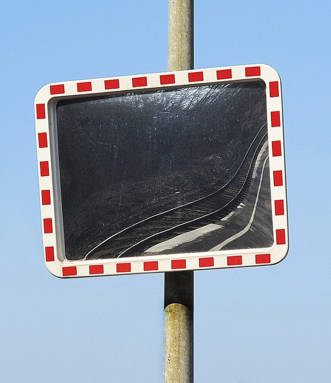 Im Ostkreuz-Kiez in Friedrichshain werden Maßnahmen zur Verkehrsberuhigung umgesetzt, die die Verkehrssicherheit erhöhen und den Durchgangsverkehr reduzieren sollen. Nach einer Onlinebeteiligung auf mein.berlin.de und mehreren Veranstaltungen im Kiez im Herbst 2023 wurden gesammelte Vorschläge und Hinweise in den letzten Monaten überarbeitet. Das fertiggestellte Verkehrskonzept und die nächsten Schritte werden am 13. Juni 2024 im WerkRaum der Pablo-Neruda-Bibliothek, Frankfurter Allee 14A, 10247 Berlin, vorgestellt, in Anwesenheit der Bezirksstadträtin für Verkehr, Grünflächen, Ordnung und Umwelt, Annika Gerold. Das Konzept zielt darauf ab, die Verkehrssituation im Ostkreuz-Kiez zu verbessern, um mehr Sicherheit für Fußgänger und Radfahrer zu gewährleisten. Durch die Reduzierung des Durchgangsverkehrs …