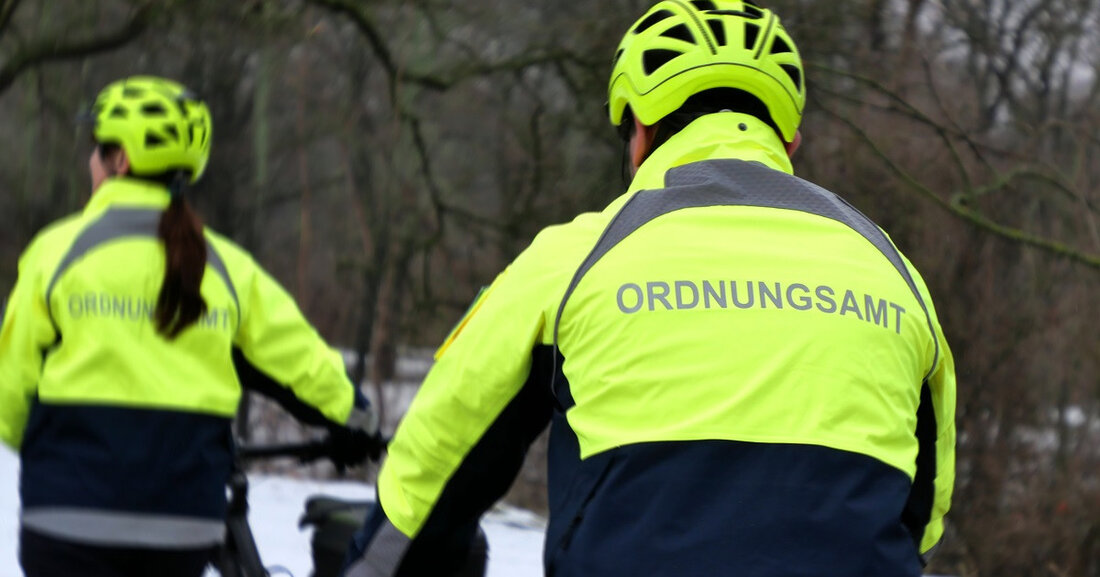 Verkehrsüberwachung jetzt auch mit Fahrrädern im Einsatz Das Ordnungsamt der Stadt Leipzig setzt bei der Überwachung des ruhenden Verkehrs ab sofort verstärkt Fahrräder ein. Anders als bei den Kolleginnen und Kollegen der Fahrradstaffel des Stadtordnungsdienstes sind diese Fahrräder ein ergänzendes Mobilitätsangebot an die Bediensteten. © Stadt Leipzig/Philipp Meyer „Für die Sicherheit im Straßenverkehr ist es ein echter Zugewinn, dass ein Teil unserer Bediensteten auch mit dem Fahrrad mobil ist“, sagt Ordnungsbürgermeister Heiko Rosenthal. „Zudem wird die Präsenz der Verkehrsüberwachung deutlich gestärkt. Wir können die Einsatzorte dem Bedarf entsprechend schnell wechseln und die Überwachung der Verkehrsanlagen wesentlich effektiver realisieren.“ 18 neue &hellip;