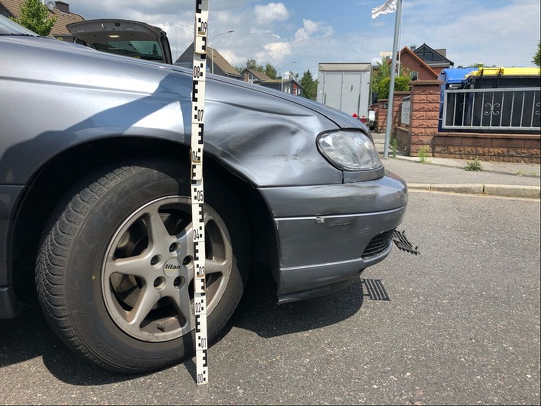 Polizei Mettmann berichtet über mehrere Verkehrsunfallfluchten im Kreisgebiet. Hinweise gesucht zu den Unfallverursachern.