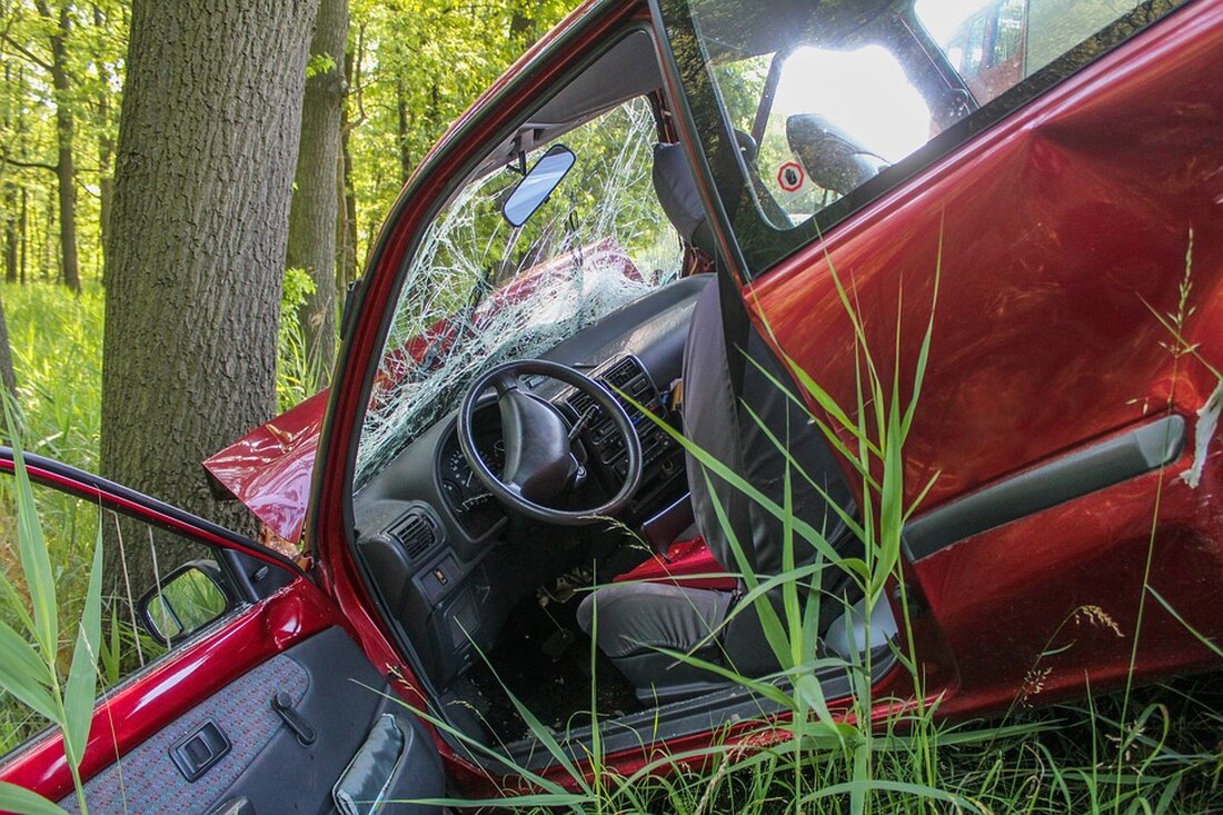 Verkehrsunfälle in Nobitz und Altenburg fordern Verletzte Im Kreuzungsbereich der Altenburger Straße und der Langgasse in Nobitz übersah der Fahrer eines Simson-Mopeds am Mittwochabend einen vorfahrtsberechtigten Pkw. Mopedfahrer übersieht Pkw Der 16-jährige Fahrer eines Simson-Mopeds übersah am Mittwochabend gegen 22.45 Uhr beim Abbiegen in die Altenburger Straße in Nobitz den vorfahrtsberechtigten Pkw eines 56-Jährigen. Im Kreuzungsbereich zur Langgasse kam es anschließend zum Zusammenstoß. Der 16-Jährige zog sich dabei leichte Verletzungen zu. Ein Rettungswagen kam zur Behandlung an den Unfallort. An beiden Fahrzeugen entstand Sachschaden. Alkoholisierter 64-Jähriger an Auffahrunfall beteiligt Am Mittwoch befuhren gegen 11.35 Uhr ein VW und ein Fiat …
