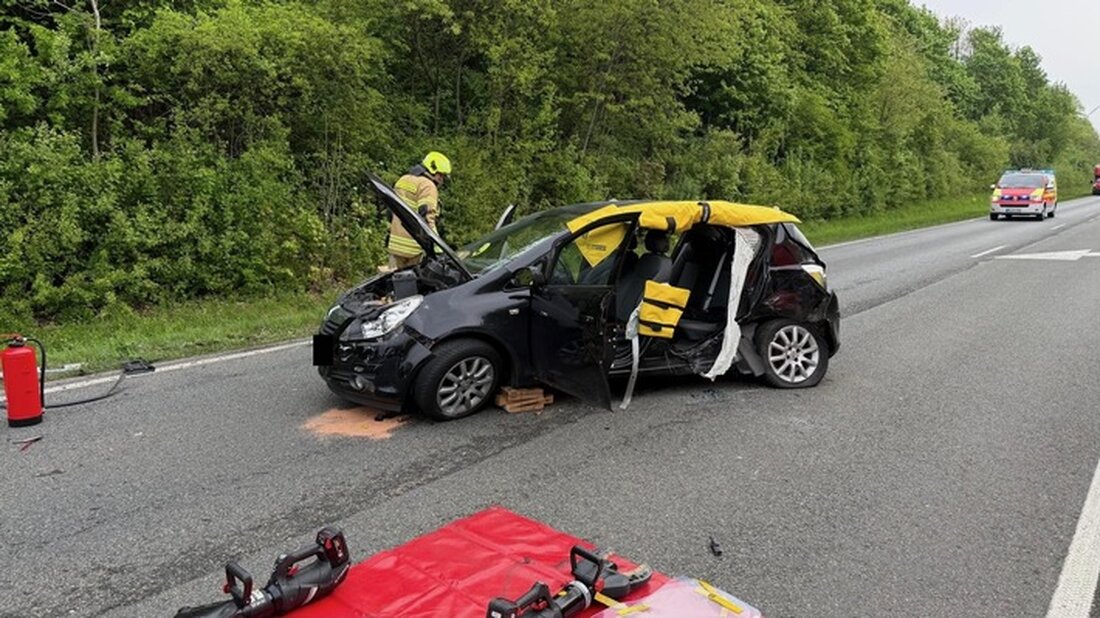 Am 23.04.2025 kam es auf der B64 bei Paderborn zu einem Unfall zwischen zwei PKW. Feuerwehr sicherte die Einsatzstelle und rettete die Fahrer.