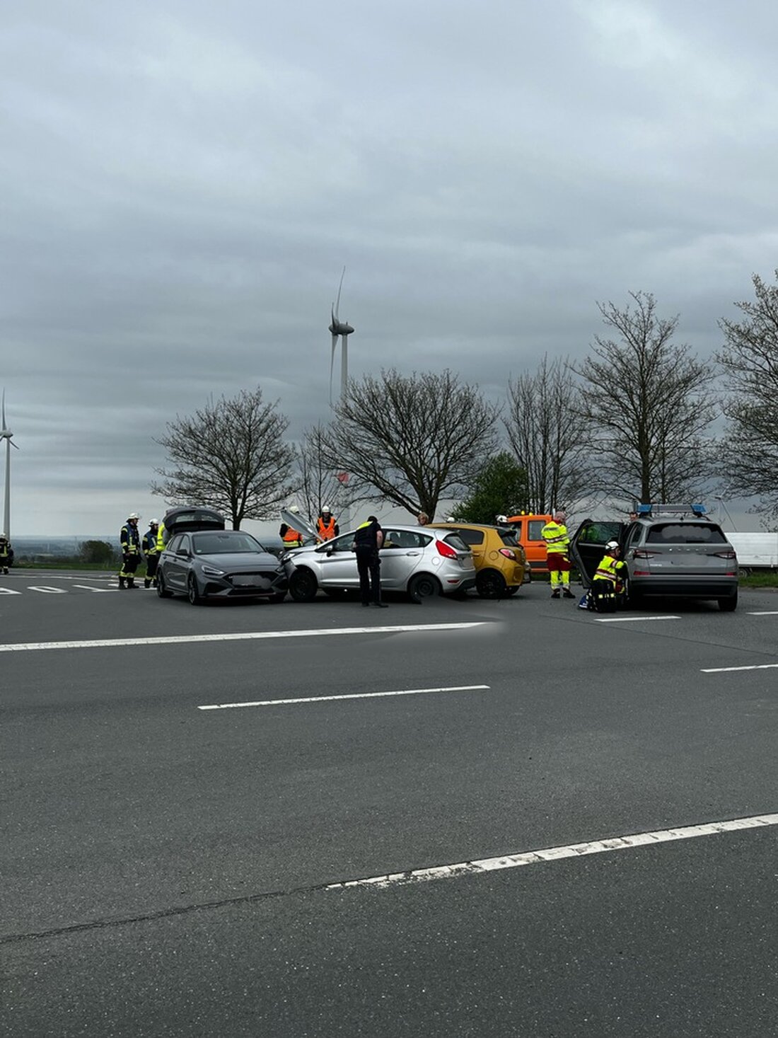 Am 16.04.25 kam es auf dem Bittinger Haarweg zu einem Verkehrsunfall mit drei PKW. Zwei Personen wurden ins Krankenhaus gebracht.