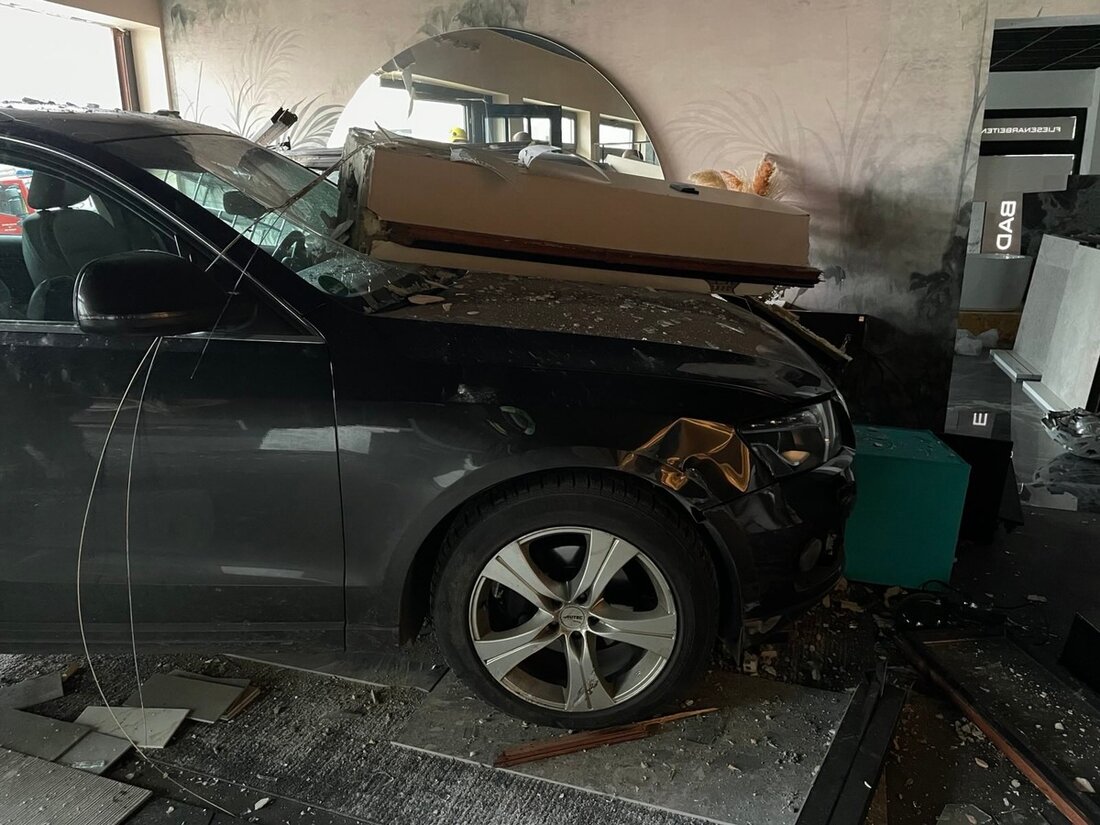 Am 07.02.2025 verunfallte ein 84-jähriger Fahrer in Breckerfeld, als er in ein Wohnhaus krachte. Leichte Verletzungen, Feuerwehr im Einsatz.