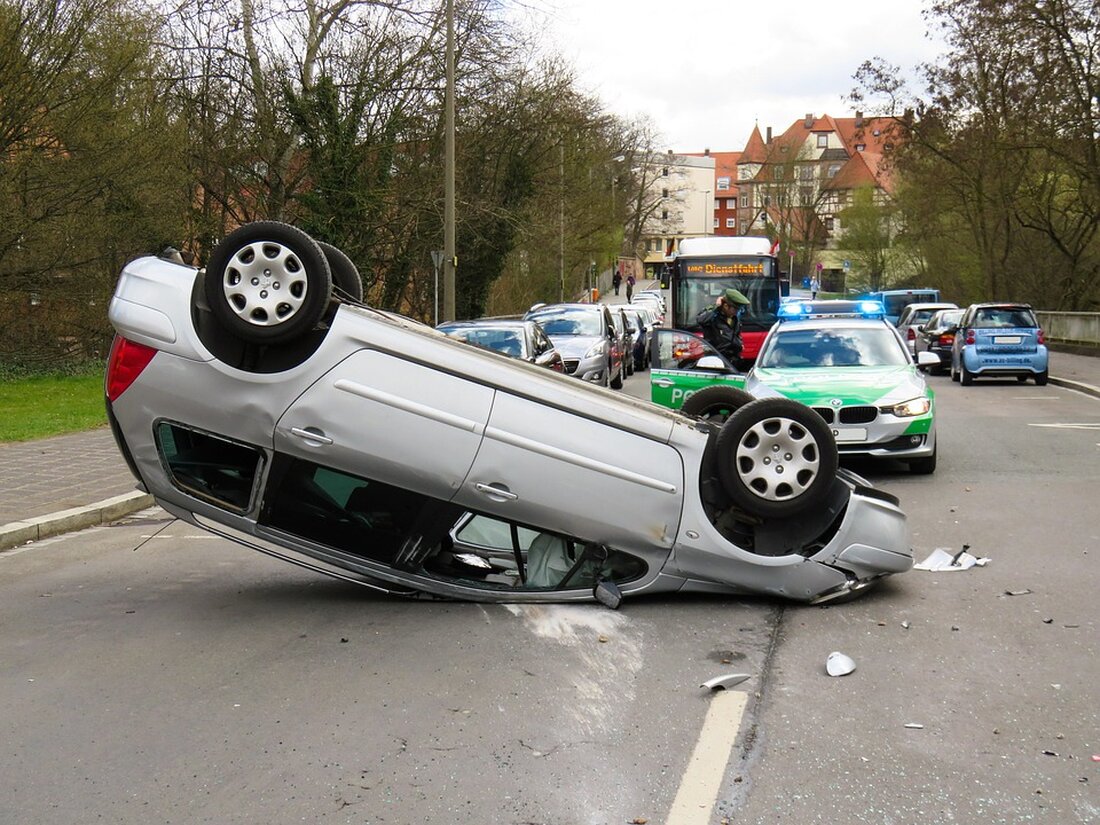 Ein Verkehrsunfall zwischen Geithain und Frankenhain: Laster nimmt Pkw die Vorfahrt Ein Verkehrsunfall sorgte zwischen Geithain und Frankenhain (Stadt Frohburg) am Donnerstagnachmittag für einen Blaulicht-Einsatz. In der ersten Meldung hieß es, es gebe keine Verletzten, allerdings stellte sich das als falsch heraus. Bei dem Unfall wurde ein junger Mann leicht verletzt. Lkw-Fahrer übersieht Pkw Der Verkehrsunfall ereignete sich um 14:40 Uhr am Frankenhainer Ortsrand in der Nähe der Stallanlagen. Nach ersten Erkenntnissen der Polizei bog ein Lastwagen von einem Acker gegenüber auf die Chaussee ab, dabei übersah der Fahrer offenbar einen entgegenkommenden Pkw Peugeot aus Richtung Geithain. Die beiden Fahrzeuge …