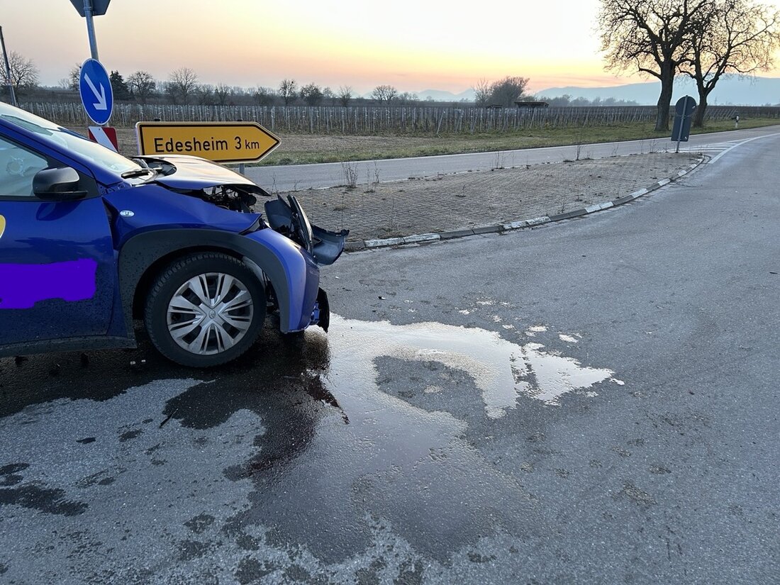 Am 18.02.2025 kollidierten an der Kreuzung L507/L542 zwei Pkw, wobei eine Fahrerin leicht verletzt wurde. Rettungsdienst vor Ort.