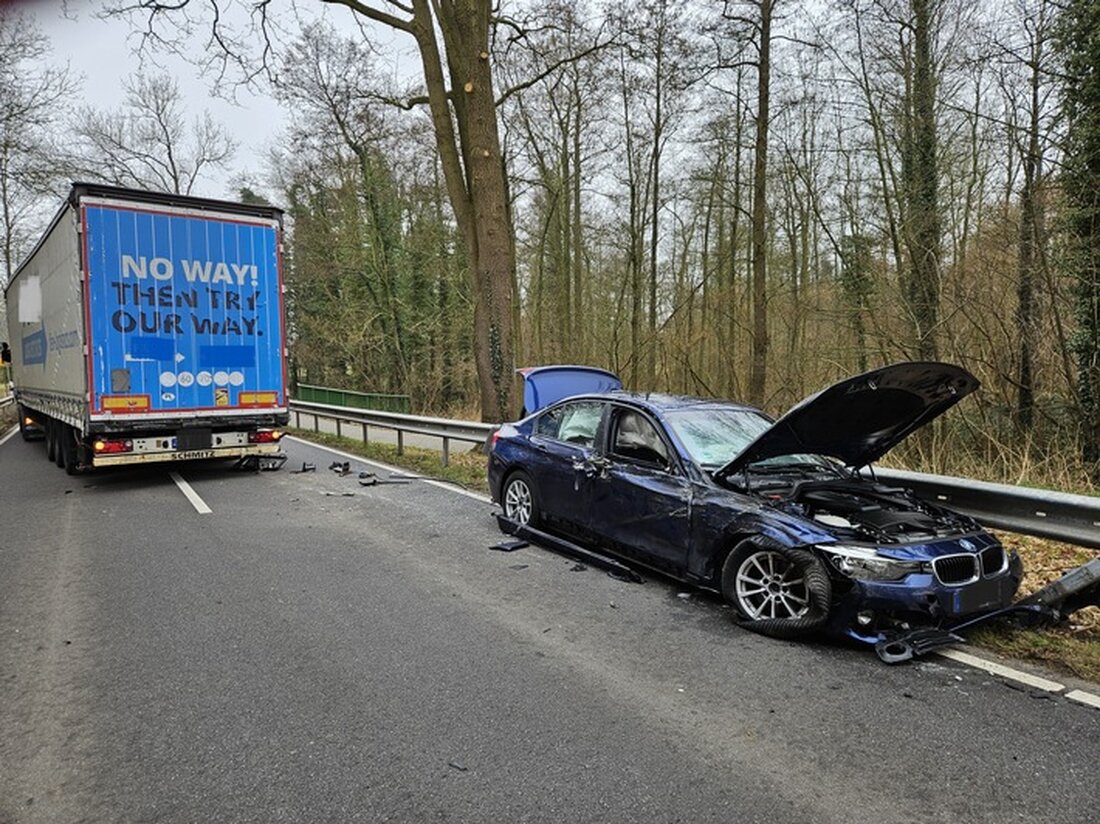 Bei einem Verkehrsunfall auf der L122 bei Rhadereistedt streifte ein BMW einen Lkw. Glücklicherweise blieb der Fahrer unverletzt.