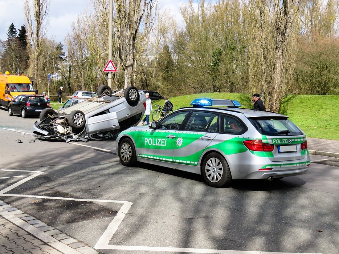 Verkehrsunfall führt zu Behinderungen und Sperrungen im Delitzscher Süden Am frühen Dienstagnachmittag ereignete sich ein Verkehrsunfall im Delitzscher Süden, der zu Behinderungen und Sperrungen führte. An der Kreuzung zwischen Raiffeisenstraße und der Bundestraße 184 kollidierten zwei Fahrzeuge, und die Polizei wurde umgehend alarmiert. Unfall führt zu erheblichen Verkehrseinschränkungen Der Verkehrsunfall, der sich gegen 14 Uhr ereignete, führte zu teils erheblichen Verkehrseinschränkungen im Delitzscher Süden. Die Polizeidirektion Leipzig bestätigte auf Anfrage, dass zwei Fahrzeuge an der Kreuzung zusammenstießen. Als Konsequenz des Unfalls musste die B 184 in Richtung Bitterfeld für Bergungsarbeiten vollständig gesperrt werden. Beide beteiligten Fahrzeuge waren nicht mehr fahrbereit. …