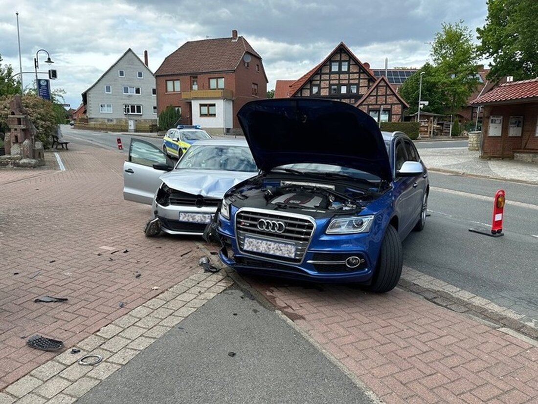In Apelern kam es zu einem Unfall mit einem Verletzten. Ein Audi-Fahrer übersah beim Abbiegen einen entgegenkommenden VW.