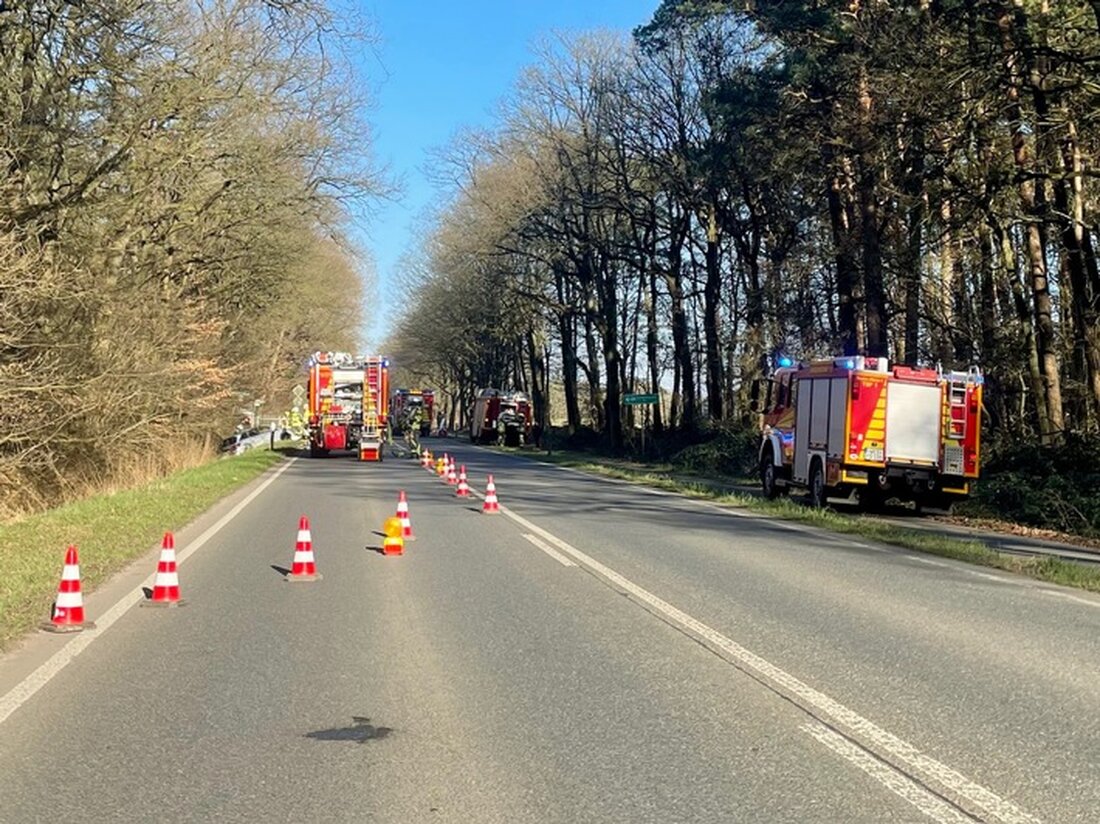 Freiwillige Feuerwehr Hünxe rückte am 16. März 2025 zu einem Verkehrsunfall mit zwei PKWs auf der B58 aus; glücklicherweise gab es keine Verletzten.