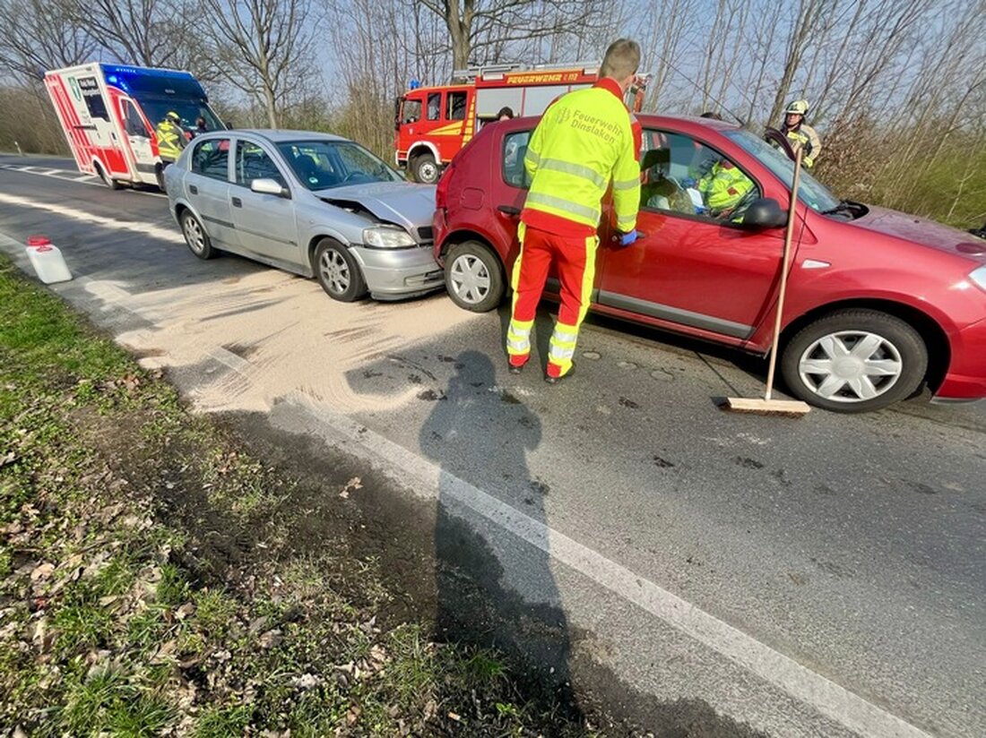 Freiwillige Feuerwehr Hünxe sichert Einsatzstelle nach Verkehrsunfall mit zwei Verletzten und beseitigt auslaufende Betriebsmittel.