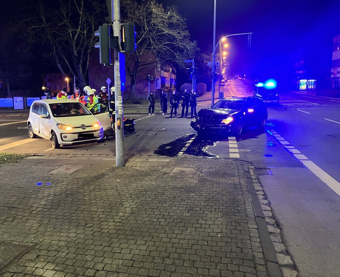 Am Samstagabend ereignete sich in Speldorf ein Verkehrsunfall mit zwei Verletzten. Feuerwehr und Rettungsdienst waren schnell vor Ort.