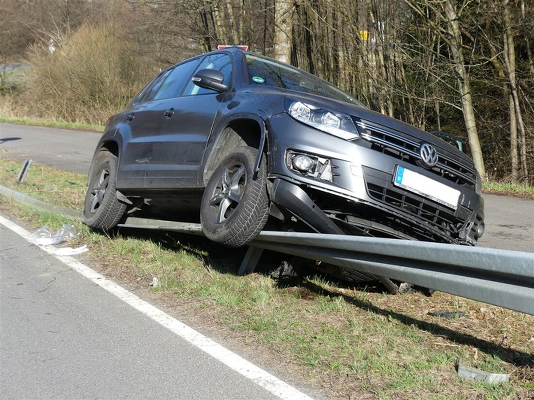 Verkehrsunfall in Nümbrecht: Zwei Personen verletzen sich leicht bei Zusammenstoß zwischen zwei VW. Unfallhergang und Schäden im Detail.