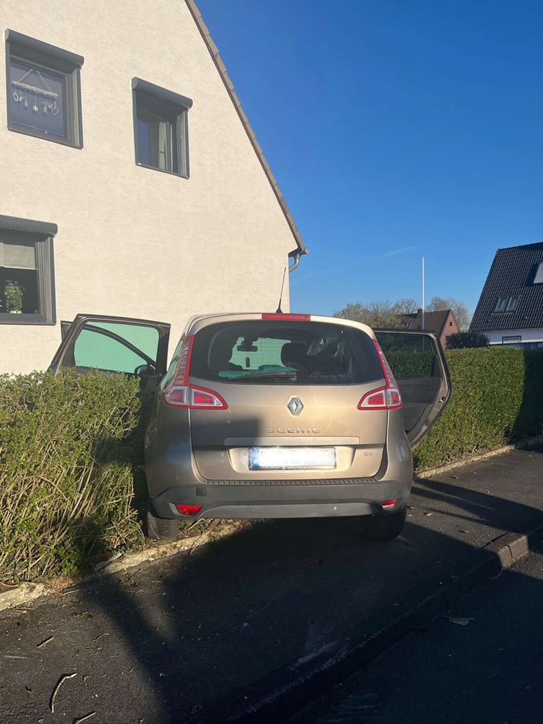 Am 7:50 Uhr ereignete sich im Nibelungenweg in Soest ein Verkehrsunfall mit drei verletzten Personen, darunter Kinder.